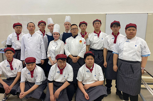 Китайские студенты учились готовить, борщ, бифштекс и русские салаты