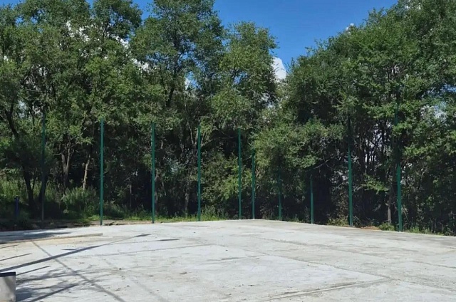 В Плодопитомнике возводят универсальную спортивную площадку 