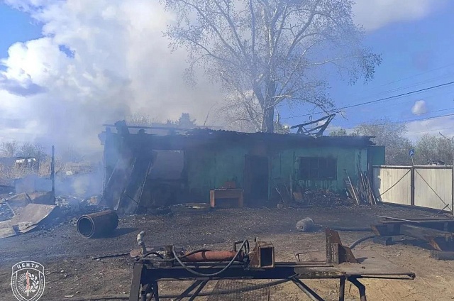 В Серышево огонь уничтожил крышу и пристройку жилого дома