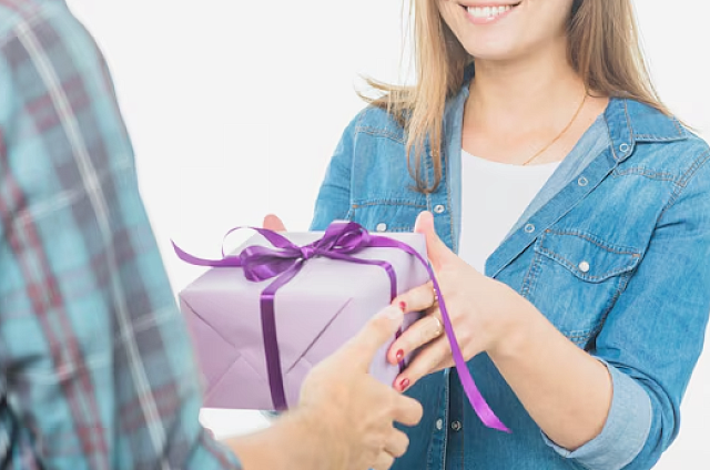 Тяжелая ноша: 74% мужчин признались, что мучаются с выбором подарков на 8 Марта