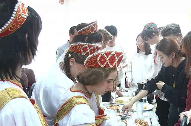 Амурские и китайские студенты отметили Масленицу в русских традициях