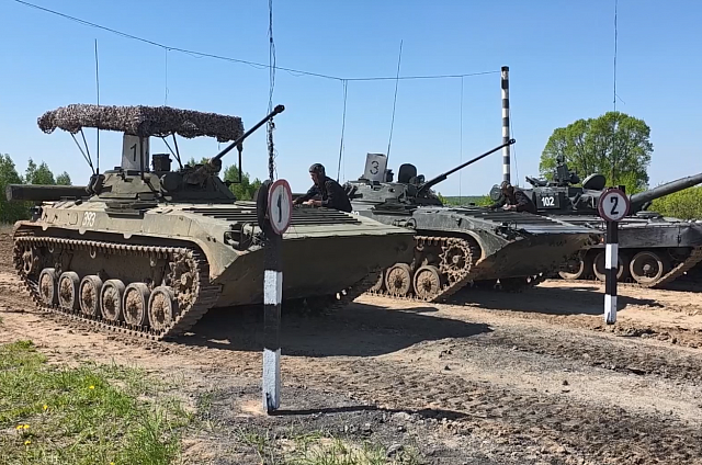 Занятия по экстремальному вождению танков и боевых машин пехоты прошли в Амурской области