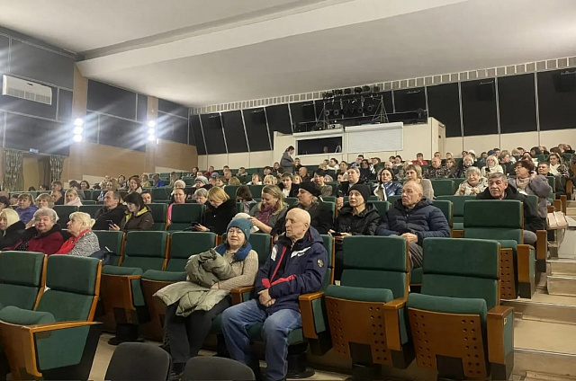 Открывают завесу: показ документального фильма «У края бездны» о Мариуполе состоялся в Тынде