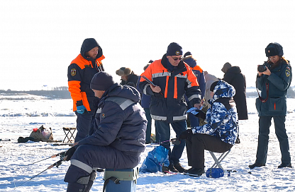 На неокрепший лёд амурских водоёмов выходят рыбаки и дети