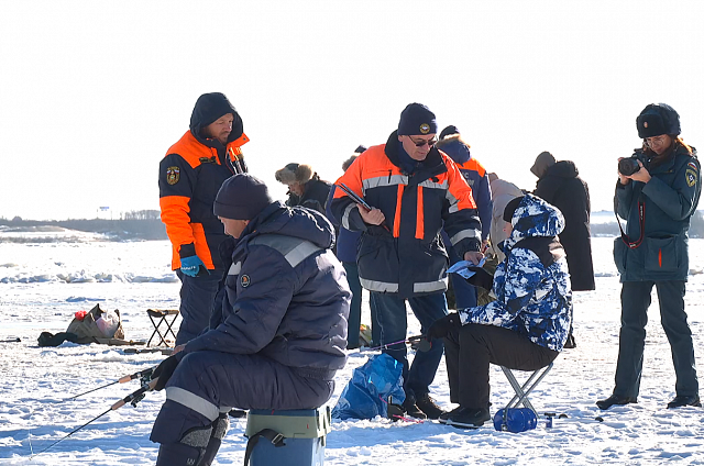 На неокрепший лёд амурских водоёмов выходят рыбаки и дети