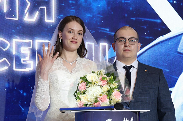Работники космодрома Восточный сыграли свадьбу в День космонавтики на выставке «Россия»