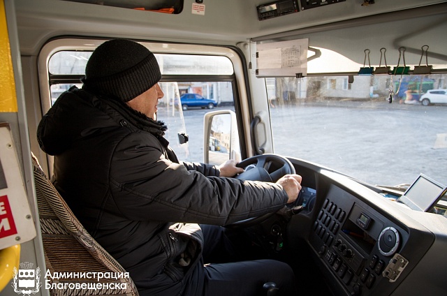 Смертельный риск ради минуты: в Благовещенске водителей автобусов предупредили об увольнении за нарушение ПДД