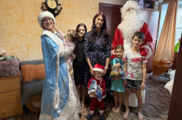 Амурские добровольцы Центра «ПроДвижение» создают новогоднюю магию для детей участников СВО