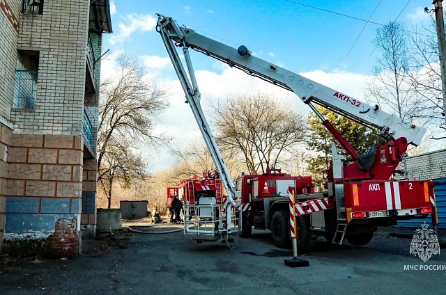 Пожар на Нагорной в Благовещенске: огнеборцы вывели из задымлённого дома 40 жильцов
