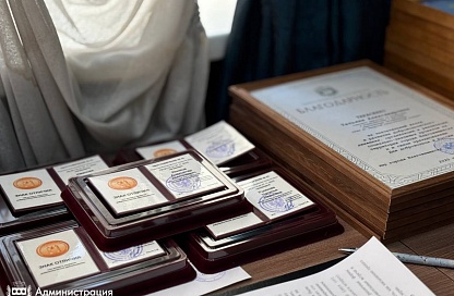 Пятерых благовещенских волонтёров удостоили новой муниципальной награды 