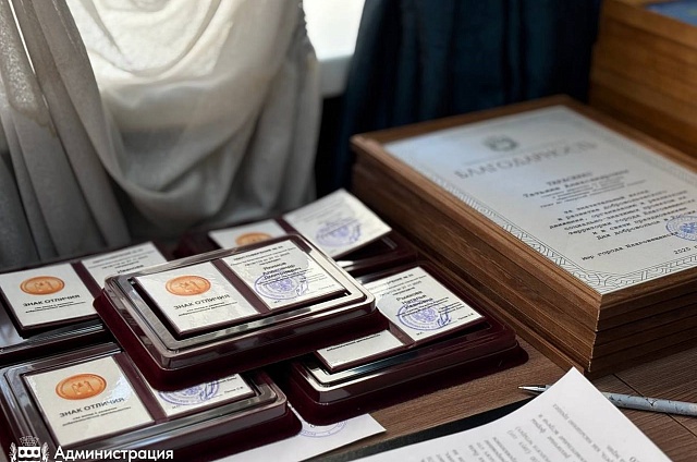 Пятерых благовещенских волонтёров удостоили новой муниципальной награды 