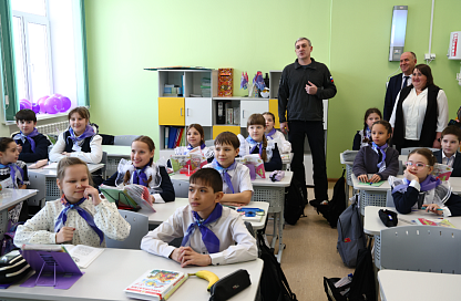 Губернатор проинспектировал отремонтированные школы и больницу в Бурейском округе