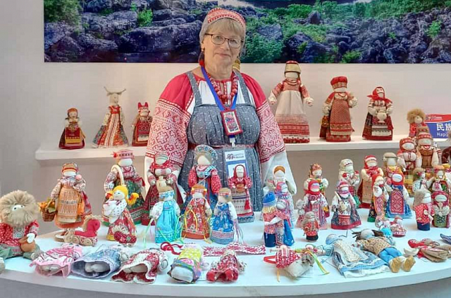 Амурские мастера повезли в Китай украшения из эпоксидной смолы, керамику и другие авторские работы
