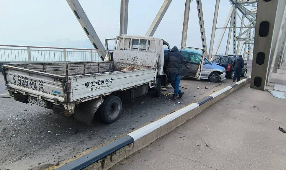 На старом мосту через реку Зея произошло ДТП