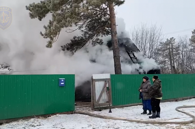 Семь пожарных тушили горящий жилой дом в Новоалександровке сегодня утром