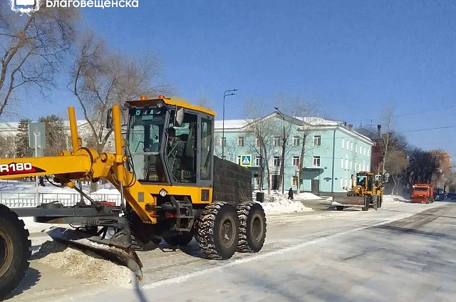 В столице Приамурья очистили от снега почти сотню километров дорог 