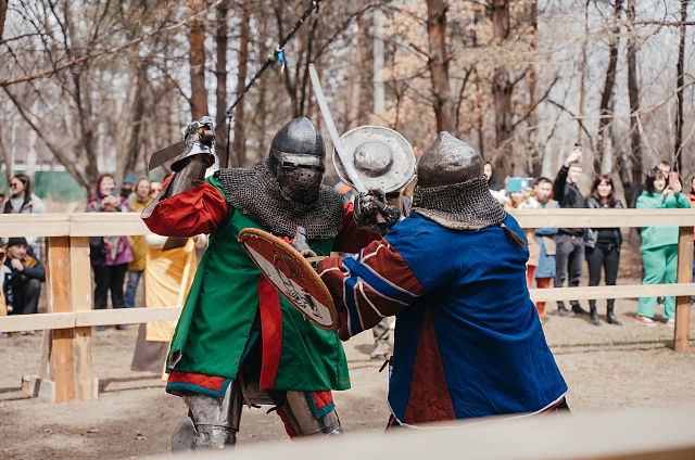 На историческом фестивале «Амурское Албазино» можно было увидеть настоящие рыцарские бои