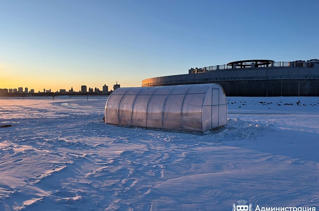 Зимнее купание на благовещенском пляже: для любителей плавать в холодной воде подготовили прорубь  