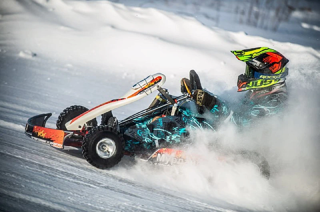 Около 30 гонщиков бросили вызов скользкой трассе в борьбе за победу в областных соревнованиях