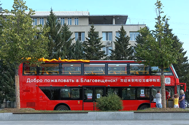 Двухэтажный автобус-кабриолет возит благовещенцев по городу с аудиогидом из Казани