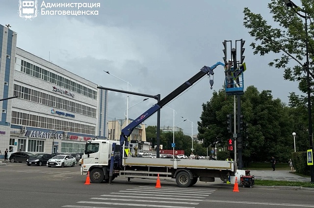 Современные консольные светофоры меняют облик перекрёстков Благовещенска