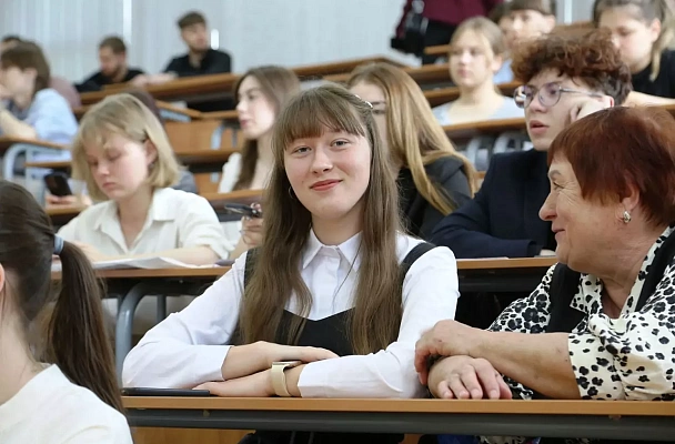 В Приамурье за пять лет построили четыре школы, открыли 200 «Точек роста» и более 100 школьных кафе